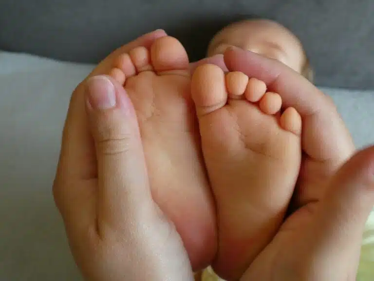 reflexologie bébé, soigner les maux, rhume, detente