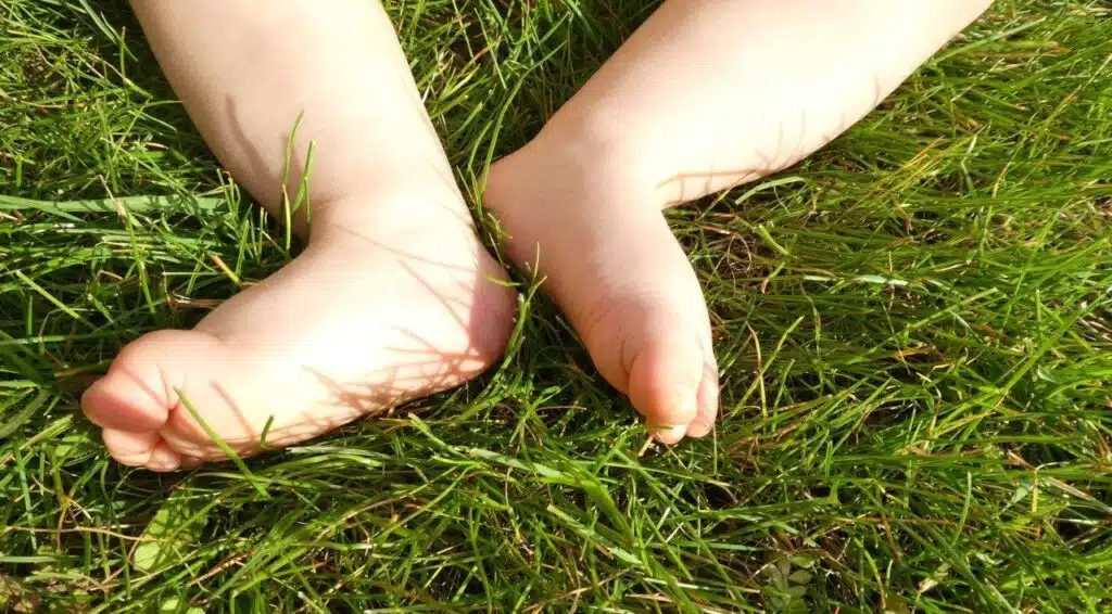 réflexologie bébé, réflexologie maman, réflexologie enfant, amiens, pieds bébé, pieds nus, herbe